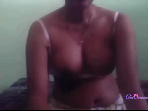 Indian aunty showing herself on camera - gspotcam.com
